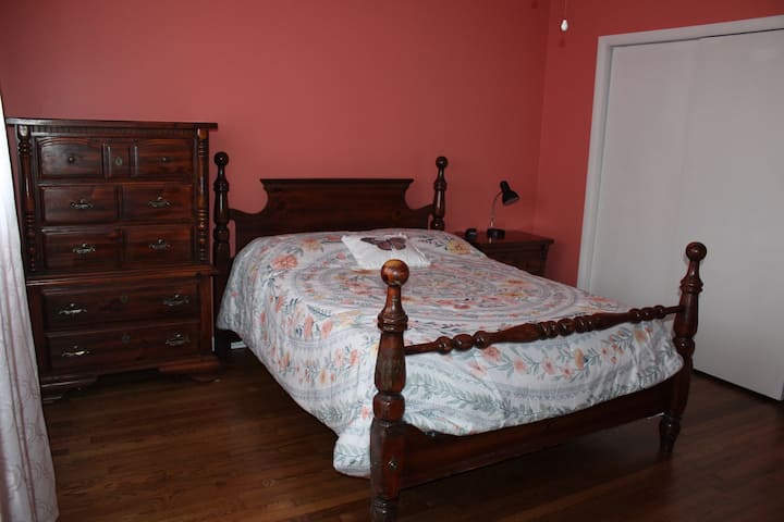 Kitanda na kabati la ukubwa kamili. Tunaosha matandiko yote, ikiwemo starehe na mablanketi, baada ya kila mgeni