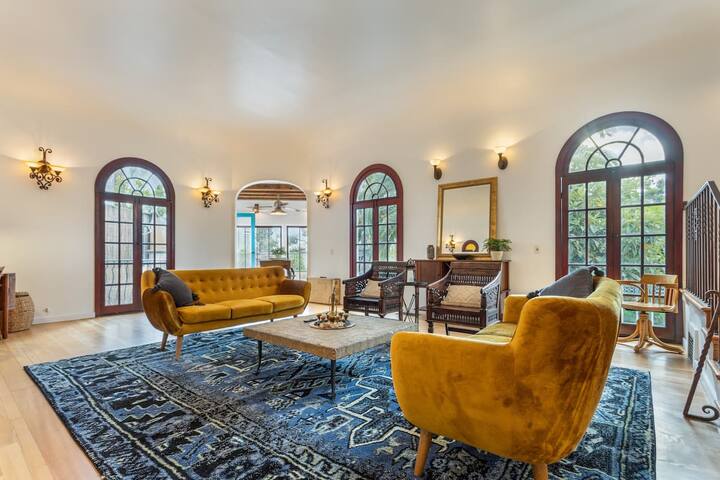 Hollywood Hills 5BR Villa with Incredible Views gallery image 4