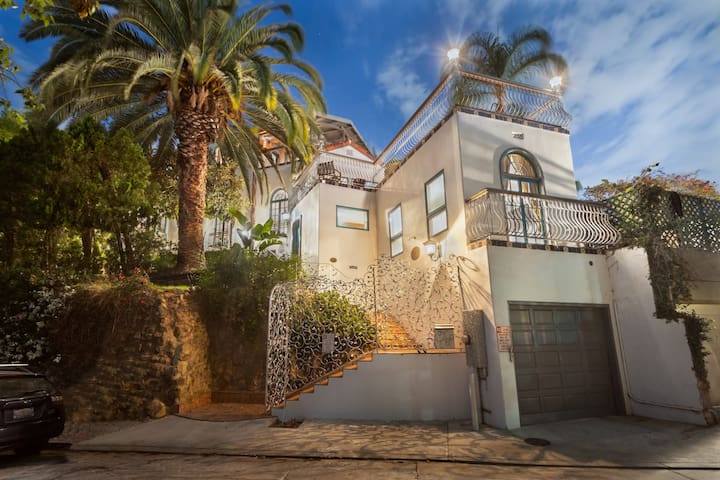 Hollywood Hills 5BR Villa with Incredible Views gallery image 2