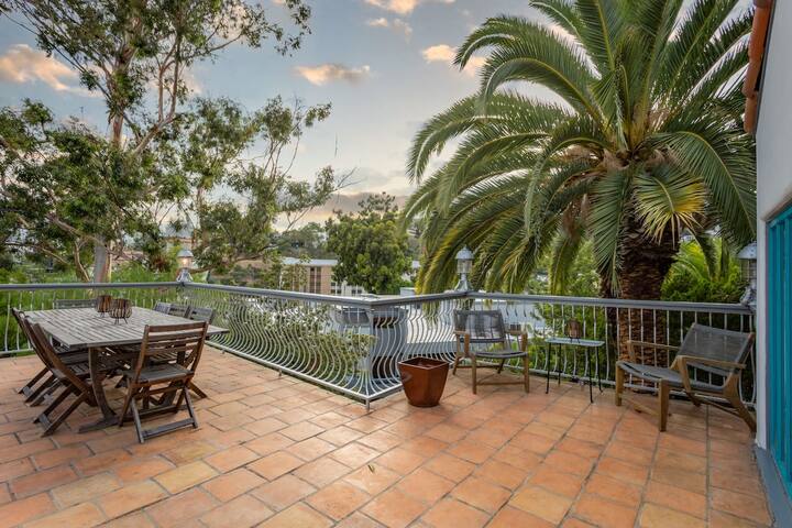 Hollywood Hills 5BR Villa with Incredible Views gallery image 3