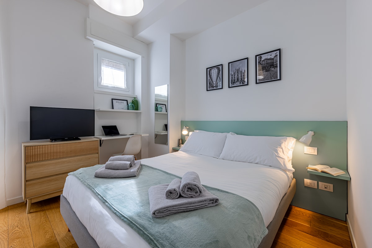 Master bedroom with foam mattress and topper. Set of 3 towels per person.
