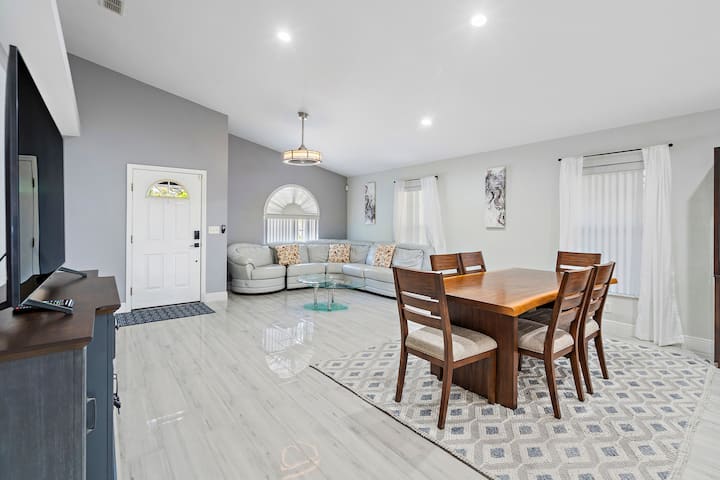 76th Av Pinellas Park Centralized & Spacious House - Pinellas Park, FL