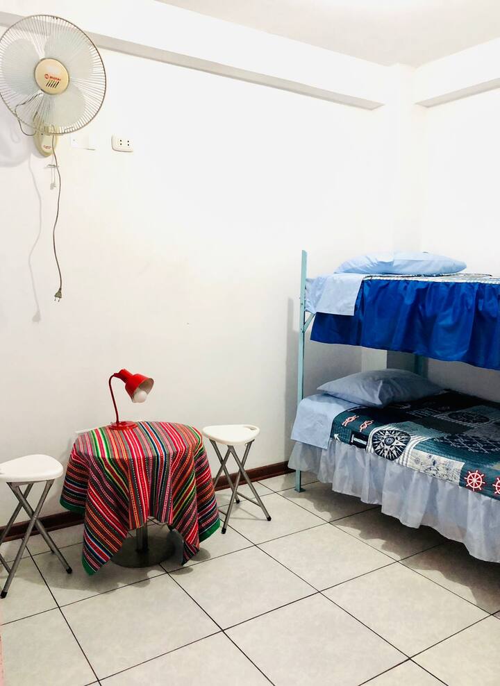 camarote, con ventilador y mesita de trabajo