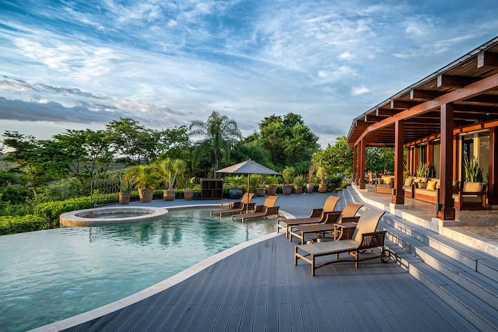 Full Staff and 2 Boats – Casa Caiman