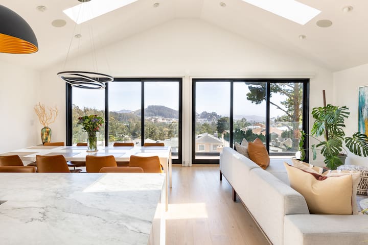 Modern Hilltop Luxe Villa | City View+Nature