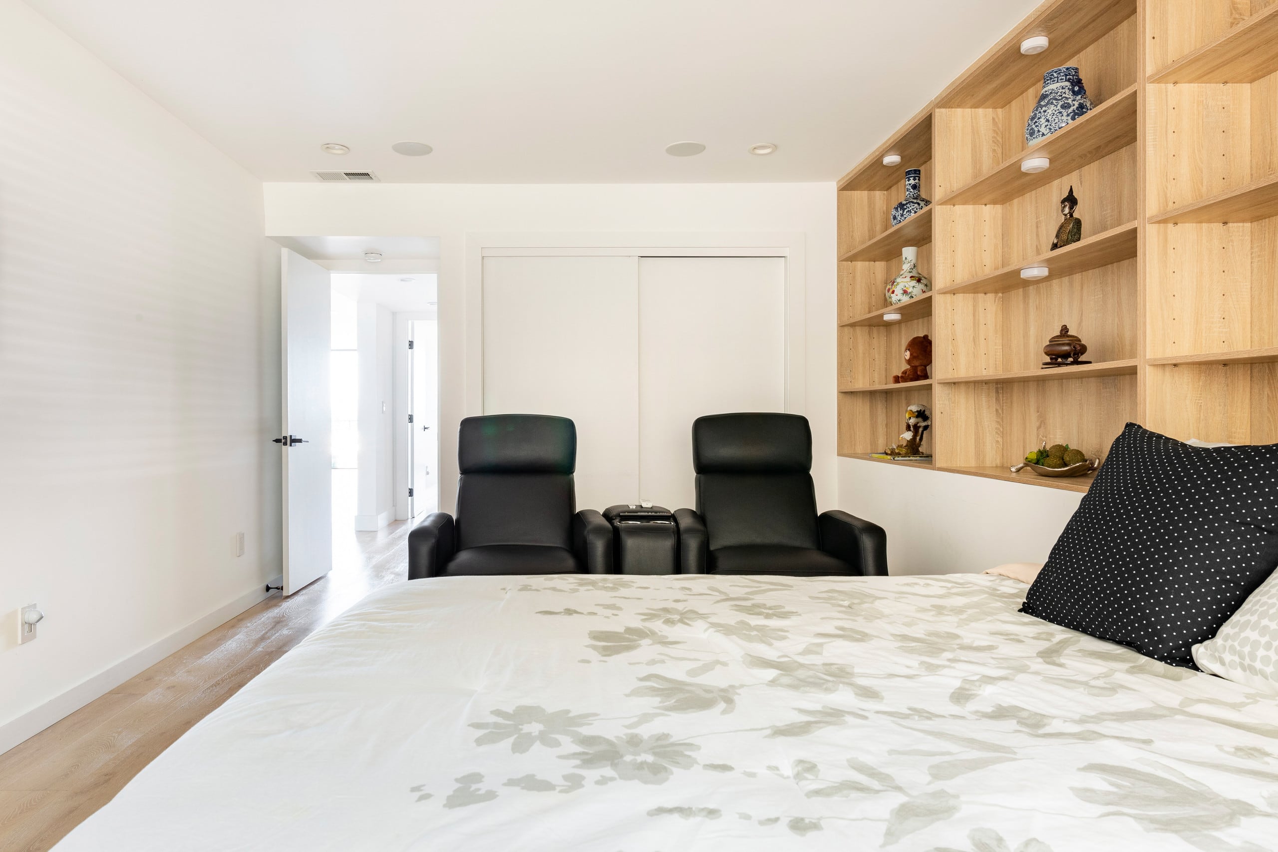 Villa in San Francisco · ★4.6 · 5 bedrooms · 6 beds · 3 baths - Image 16