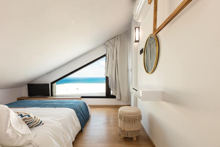 Soldaki binanın çatı katı yatak odası