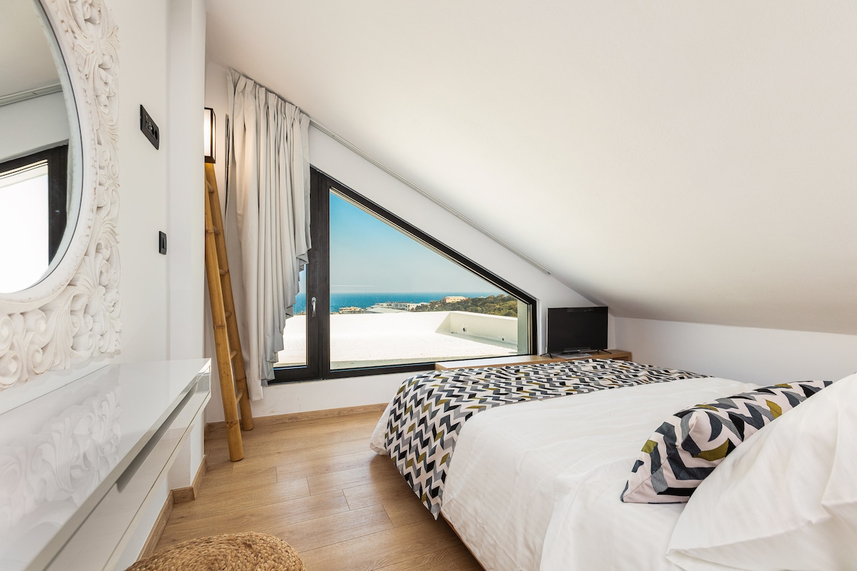 Dormitorio loft en el edificio derecho