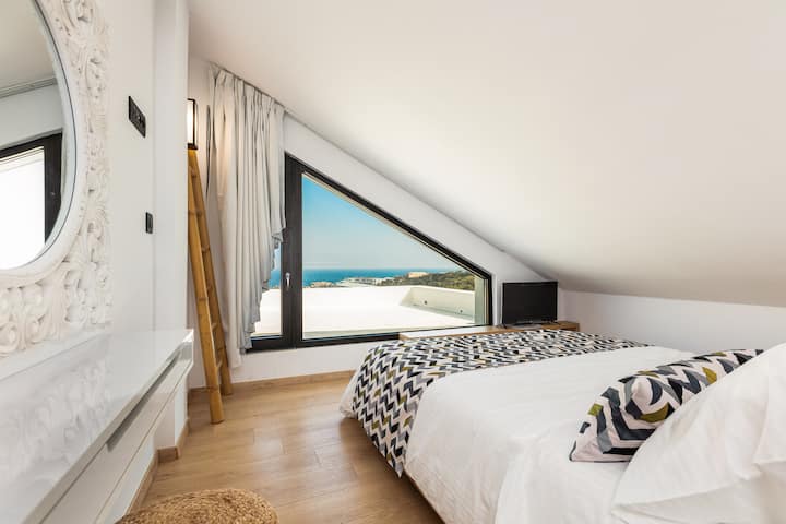 Sağdaki binanın çatı katı yatak odası