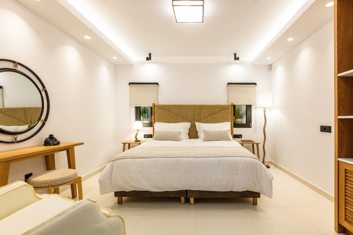 Dormitorio principal que cuenta con dos camas individuales unidas para crear una cama tamaño king de 1,80 x 2,00