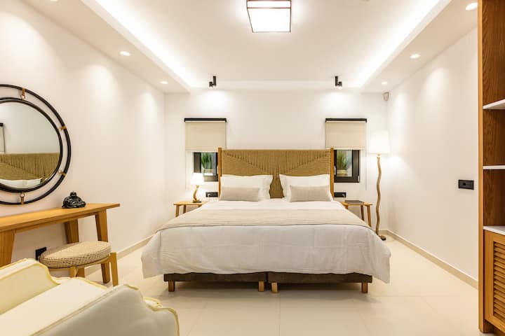 King boy yatak oluşturmak için birleştirilmiş iki tek kişilik yataklı ana yatak odası 1,80 x 2,00