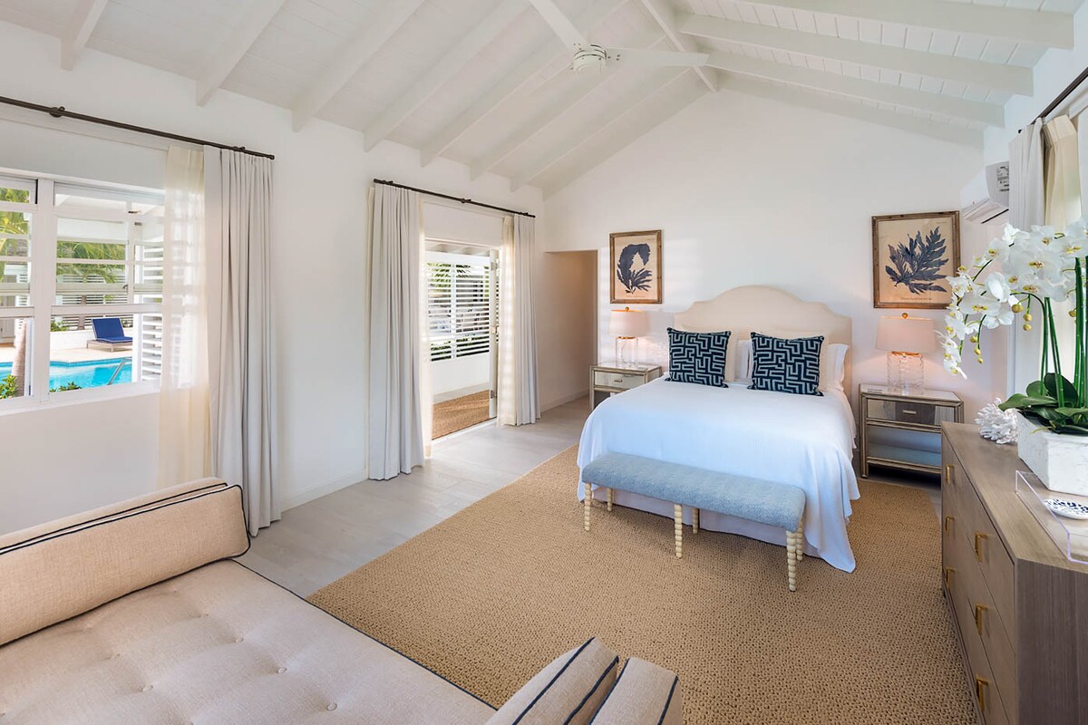 Los tonos neutros crean un refugio tranquilo en el dormitorio 2.