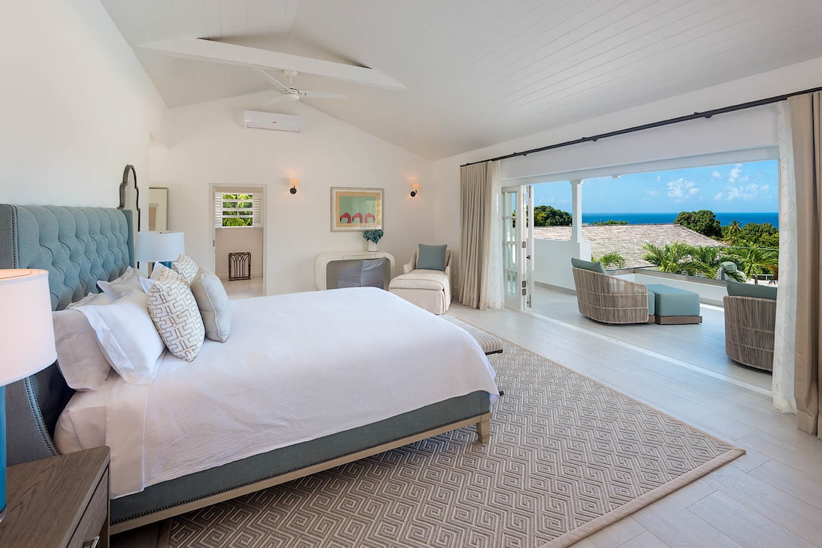 Hermosa suite principal con acceso al balcón y unas impresionantes vistas al mar.