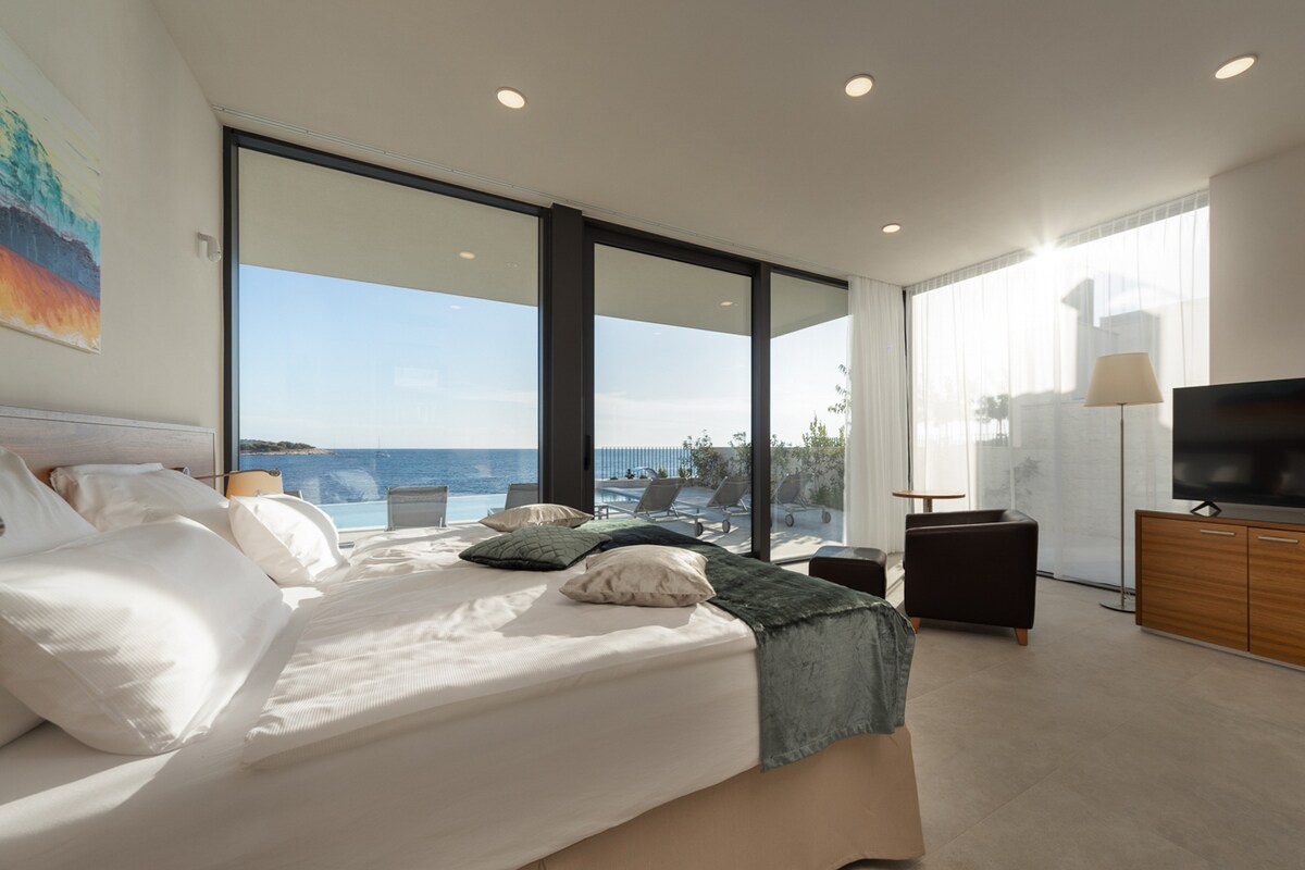 Dormitorio en villa de lujo Supreme Rogoznica 3 con piscina junto al mar