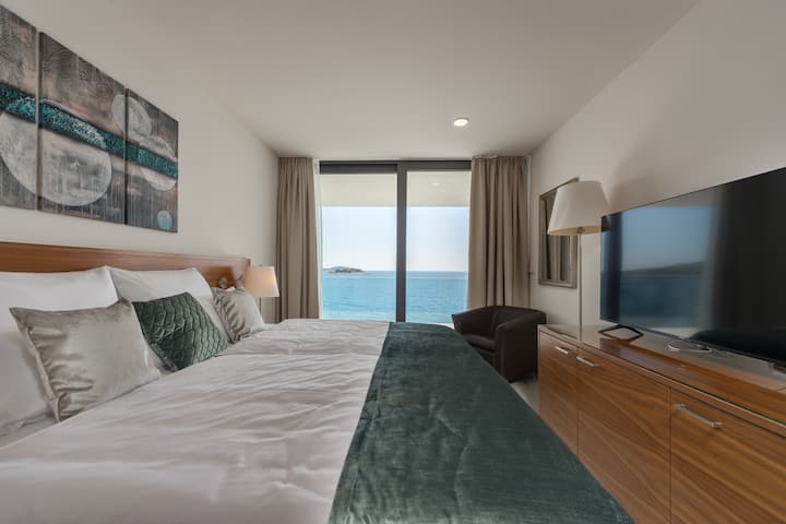 Dormitorio en villa de lujo Supreme Rogoznica 3 con piscina junto al mar