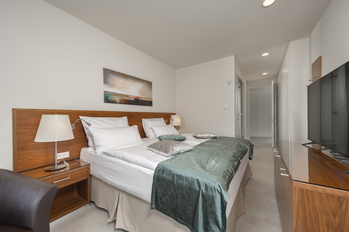 Dormitorio en villa de lujo Supreme Rogoznica 3 con piscina junto al mar