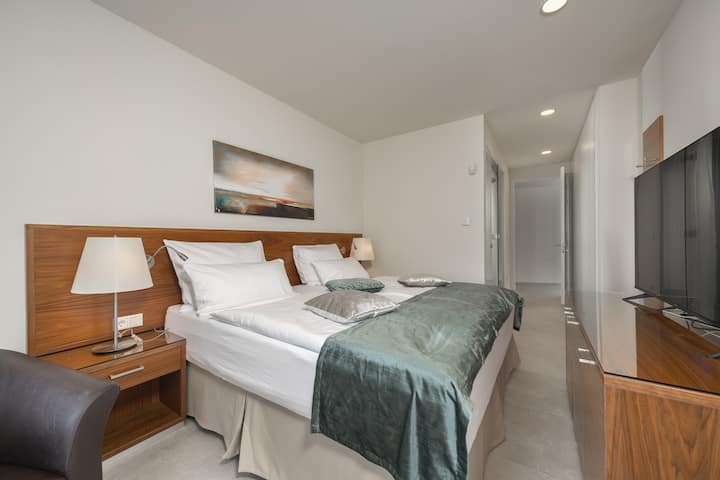 Dormitorio en villa de lujo Supreme Rogoznica 3 con piscina junto al mar