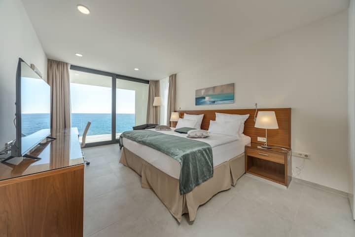 Dormitorio en villa de lujo Supreme Rogoznica 3 con piscina junto al mar