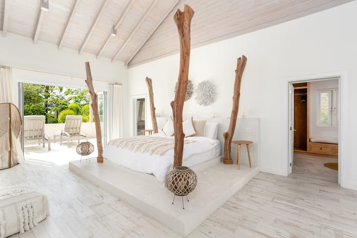 Et usædvanligt stilfuldt soveværelse med en unik seng og privat balkon.  Dette værelse har også et smukt badeværelse, aircondition og en loftsventilator.