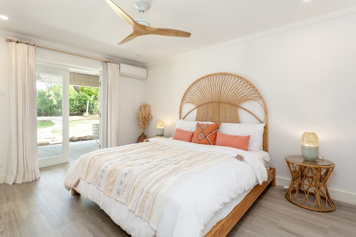 Velindrettet dobbeltværelse med adgang til haven via skydedøre, aircondition, loftsventilator og eget badeværelse.