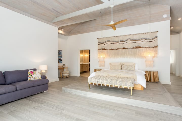 Et usædvanligt stilfuldt soveværelse med en unik seng og privat balkon.  Dette værelse har også et smukt badeværelse, aircondition og en loftsventilator.