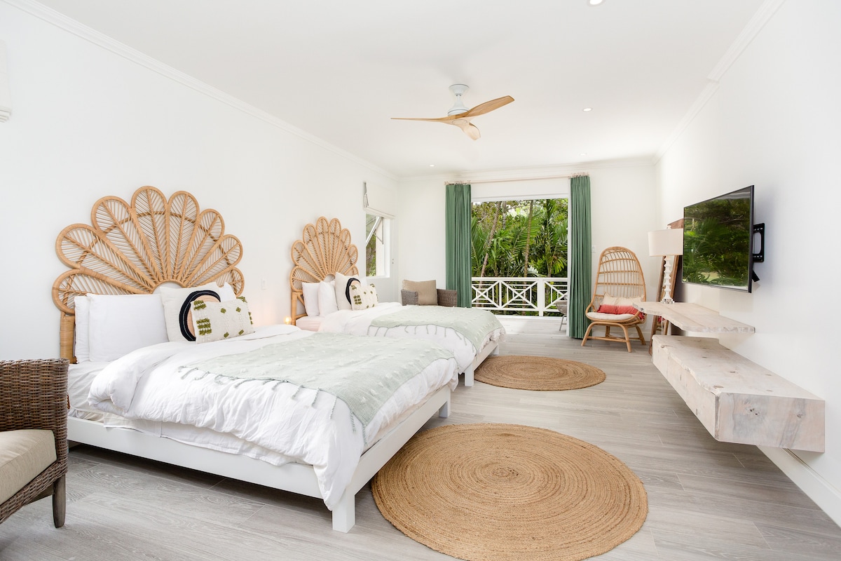 Velindrettet dobbeltværelse med balkon, tv, aircondition, loftsventilator og eget badeværelse.