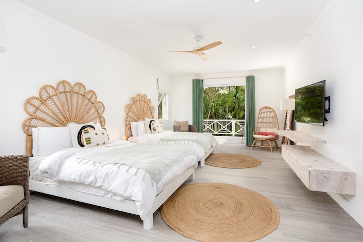 Velindrettet dobbeltværelse med balkon, tv, aircondition, loftsventilator og eget badeværelse.