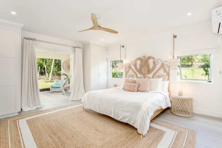 Velindrettet dobbeltværelse med adgang til haven via skydedøre, aircondition, loftsventilator og eget badeværelse.