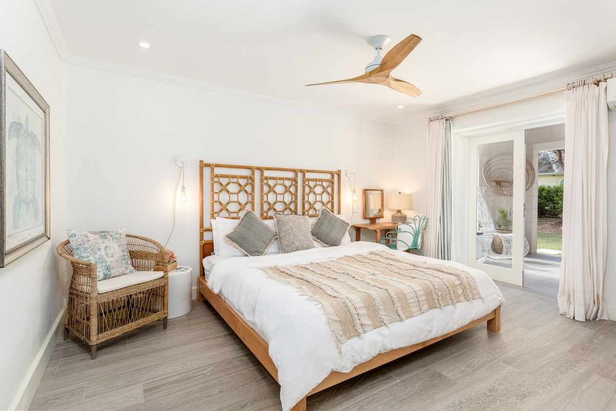 Velindrettet dobbeltværelse med adgang til haven via skydedøre, aircondition, loftsventilator og eget badeværelse.