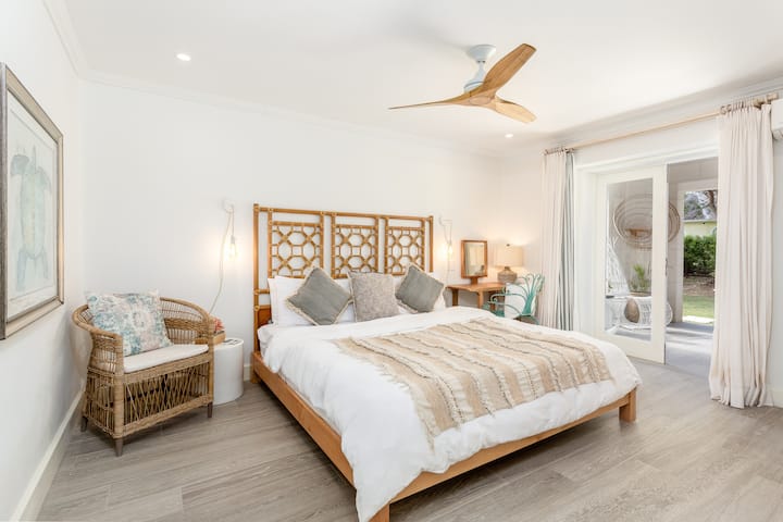 Velindrettet dobbeltværelse med adgang til haven via skydedøre, aircondition, loftsventilator og eget badeværelse.