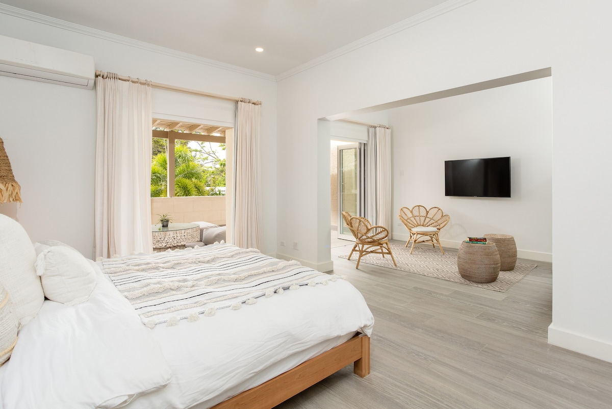 Velindrettet dobbeltværelse med adgang til balkon, TV, aircondition, loftsventilator og eget badeværelse.