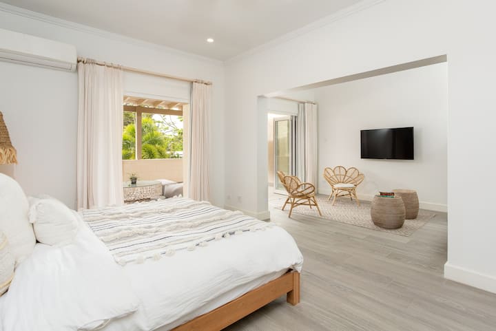 Velindrettet dobbeltværelse med adgang til balkon, TV, aircondition, loftsventilator og eget badeværelse.