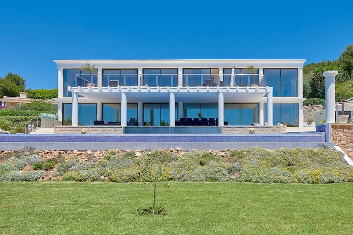 Ibiza town views- pool- bbq- gym- piano