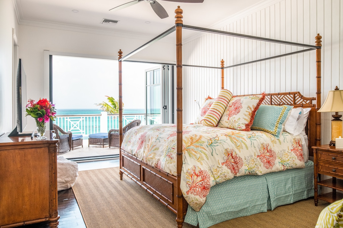 Habitación acuática del nivel superior. Suite tamaño king con baño privado adjunto. ¡Sal al balcón del segundo piso con vistas a la piscina y al océano! 