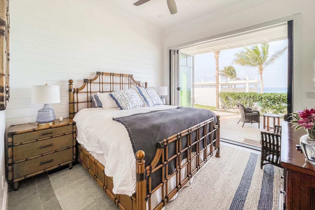 Amplio dormitorio tamaño king a nivel del piso que camina directamente hacia la terraza/área de la piscina con vistas a la playa. 