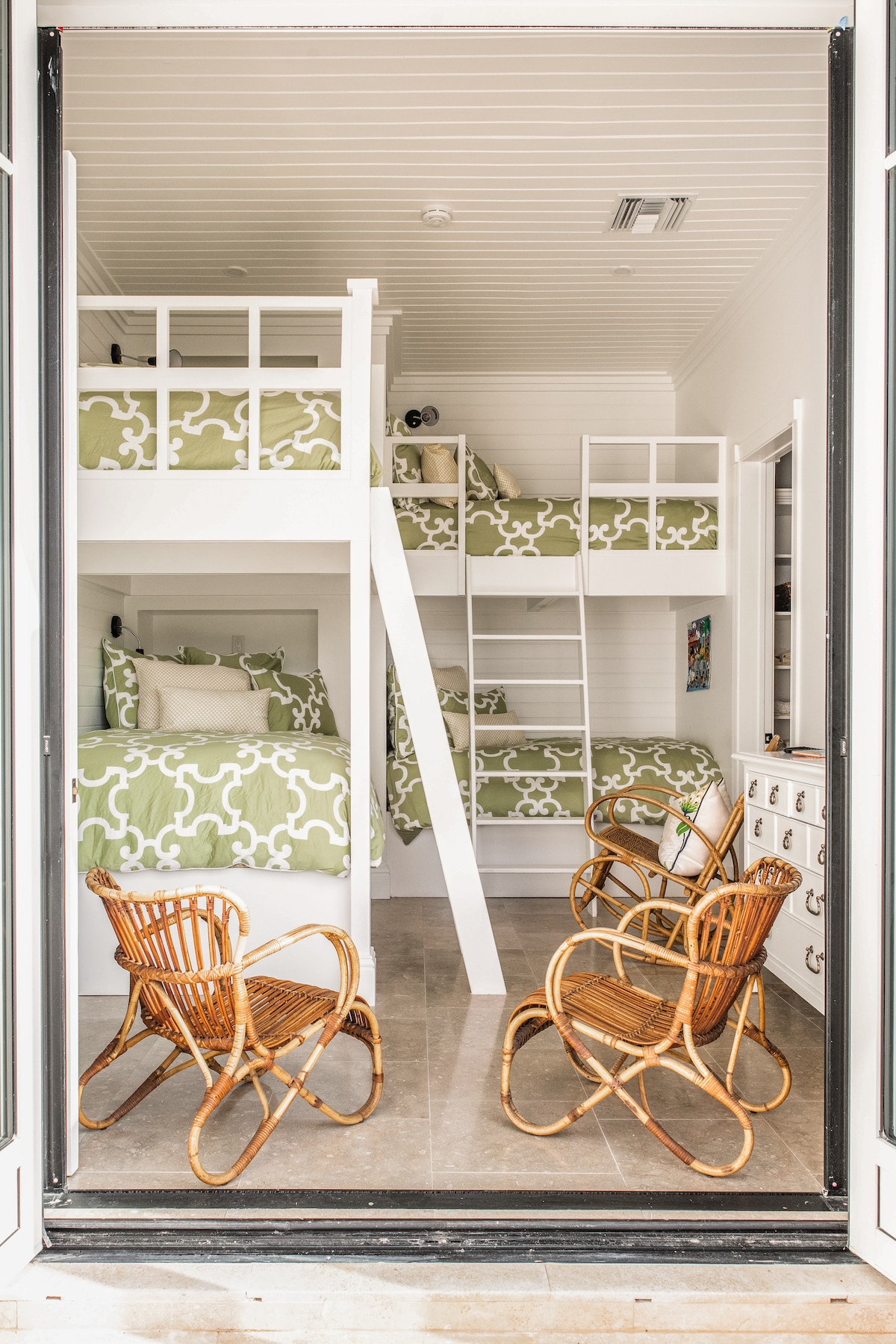 Habitación con literas de cítricos en el nivel principal. Las camas inferiores son de tamaño completo, las camas superiores son individuales. Baño privado adjunto. 