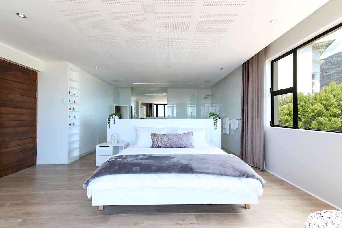 СПАЛЬНЯ 4: двуспальная кровать размера King size, открытая планировка с собственной ванной комнатой, доступ для инвалидных колясок. 