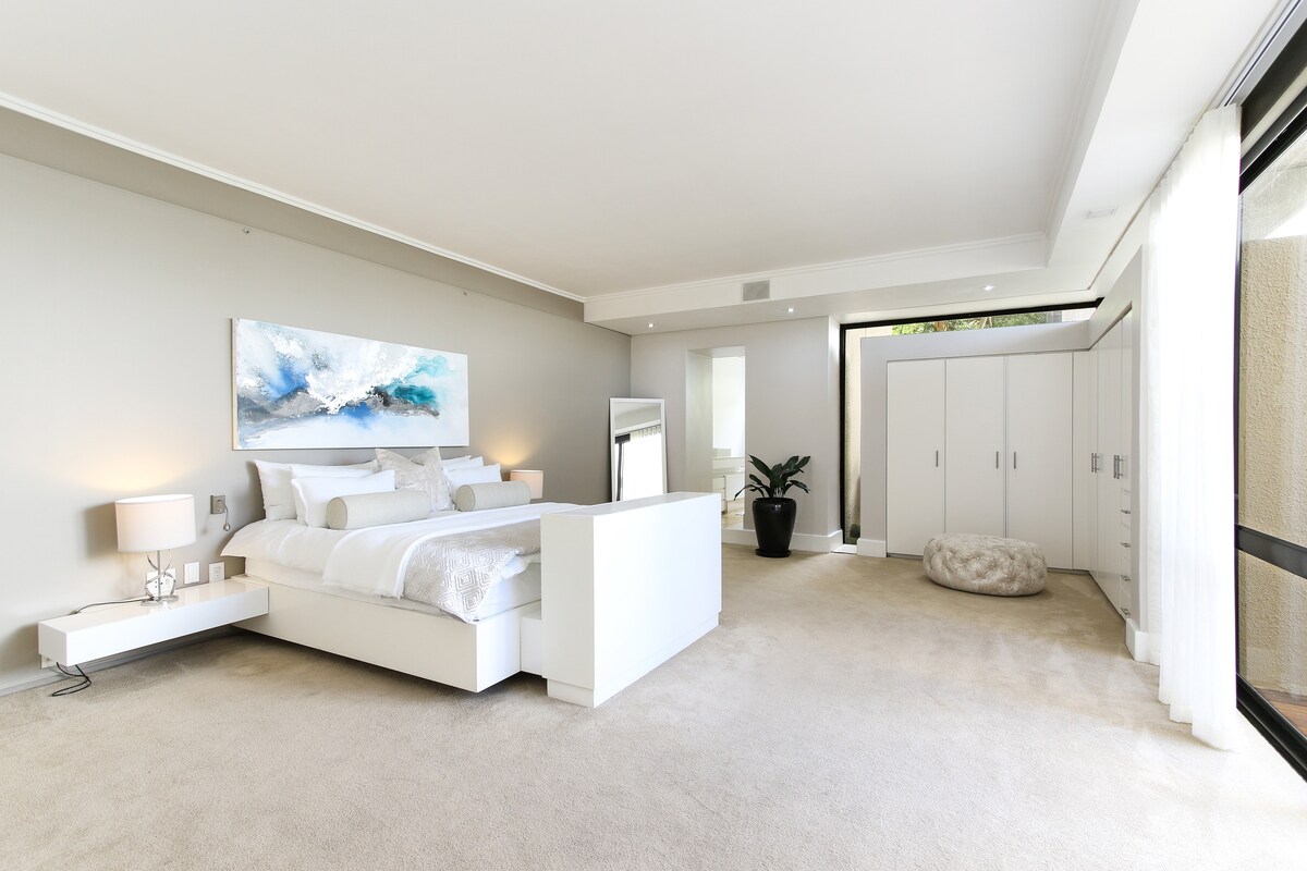 СПАЛЬНЯ 3: двуспальная кровать размера King size, собственная ванная комната, просторная, светлая и просторная обстановка в дневное время. 