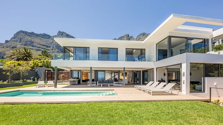 Camps Bay Luxury Villas & Vacation Rentals | Airbnb Luxe | Luxury Retreats