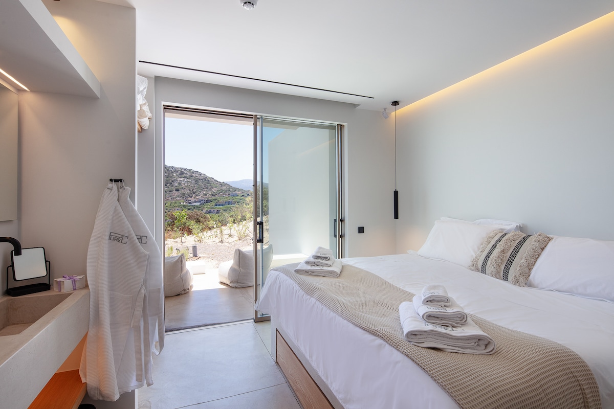 Bilik tidur di tingkat bawah dengan teres persendirian dengan ruang tempat duduk