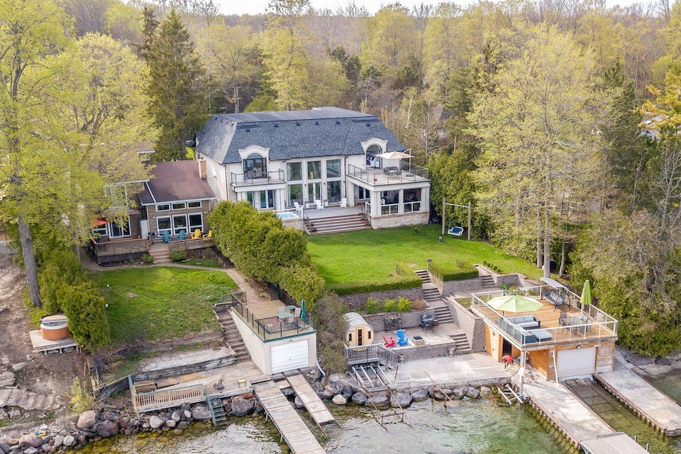 A waterfront house on Lake Simcoe, Innisfil, Ontario, Canada, photo 4 of 10