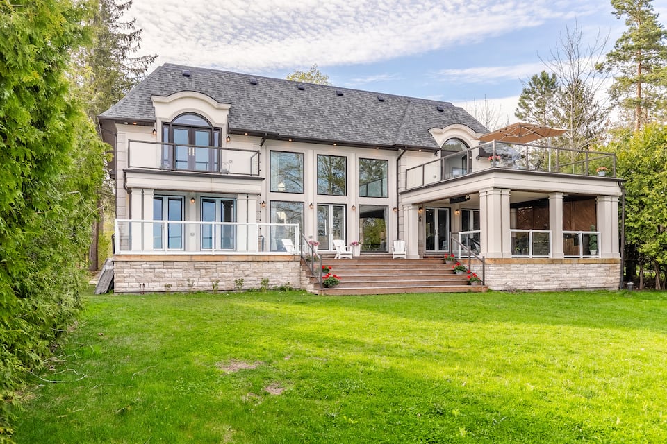 A waterfront house on Lake Simcoe, Innisfil, Ontario, Canada, photo 1 of 10