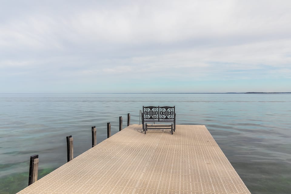 A waterfront house on Lake Simcoe, Innisfil, Ontario, Canada, photo 3 of 10