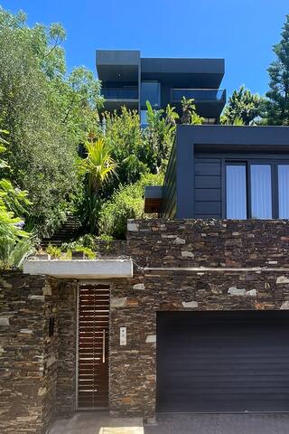 Contemporary Apartment with spectacular view gallery image 3