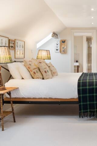 Georgian Apartment with Castle Views gallery image 2