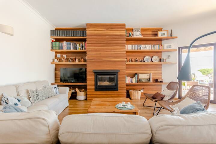 Relax on the sunny pool deck. Children friendly gallery image 3