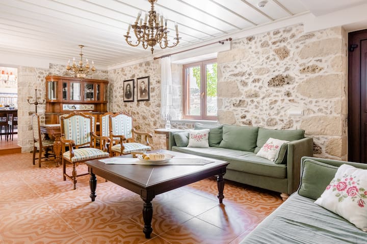 Christina’s Home, breathtaking view and pool