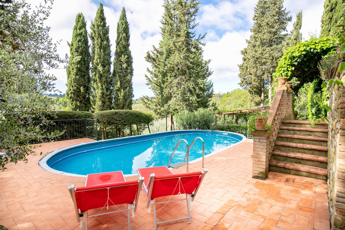 การตกแต่งสระว่ายน้ำประกอบด้วย: เก้าอี้อาบแดดเก้าอี้บนดาดฟ้าโต๊ะ 6 ที่นั่งโต๊ะ 6 ที่นั่งร่มที่นอนเป่าลมและเกมบางเกม 