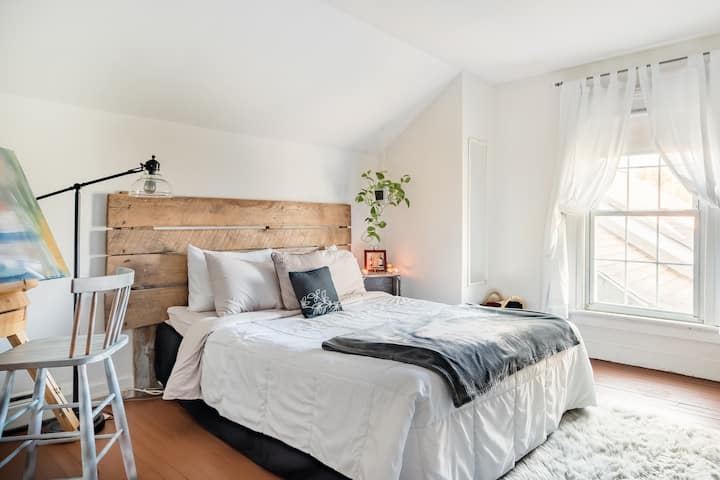 Cozy Queen pillow top bed, deliciously fluffy comforters with luxurious linens and soft pillows. The Painter's Room bed features a headboard made from hardwood that is nearly 200 years old. Multiple closets, and recliner in the reading nook.