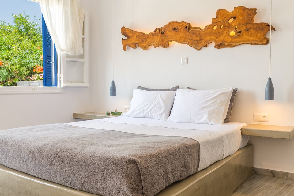 A sea-view flat on the harbour at Naousa, Naousa, Paros, Greece, photo 10 of 10